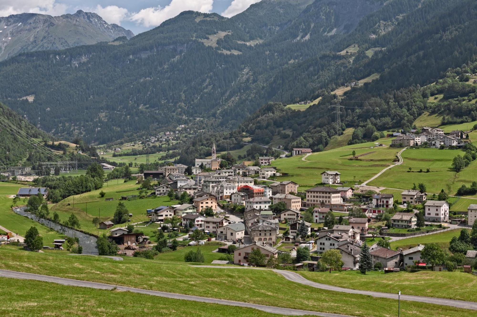 Ristorante Pensione Chalet Stazione Hotell Poschiavo Exteriör bild