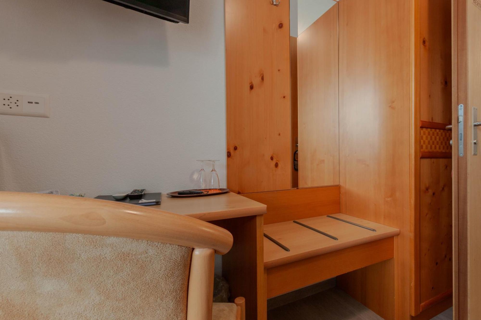 Ristorante Pensione Chalet Stazione Poschiavo Exteriör bild